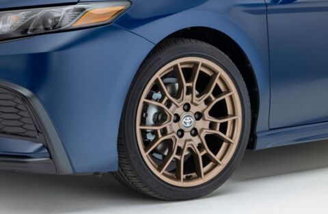 Front side wheels of the 2023 Toyota Camry Blue